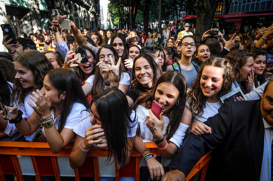Los gemelos Jesús y Daniel Oviedo congregan a cientos de fans adolescentes, ansiosos por una foto con el dúo, que presenta su nuevo disco 'Gracias'