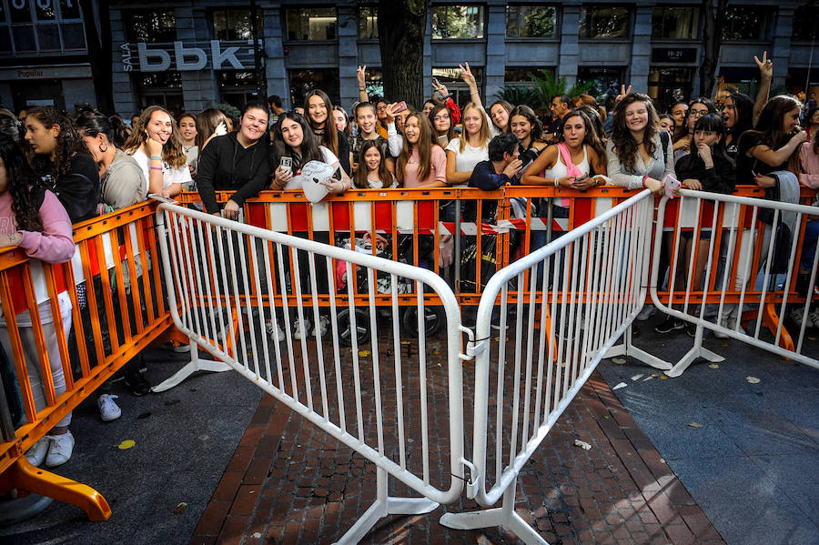 Los gemelos Jesús y Daniel Oviedo congregan a cientos de fans adolescentes, ansiosos por una foto con el dúo, que presenta su nuevo disco 'Gracias'