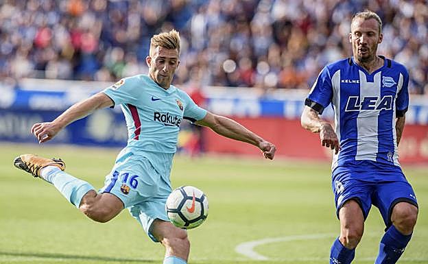 Deulofeu disputa un balón con el albiazul Alexis.