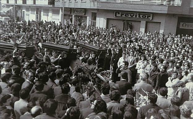Los funerales en Vitoria por los cinco obreros fueron multitudinarios.