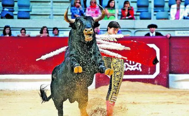 El peruano Andrés Roca Rey, en la primera corrida de toros de la última feria celebrada en el Iradier Arena.