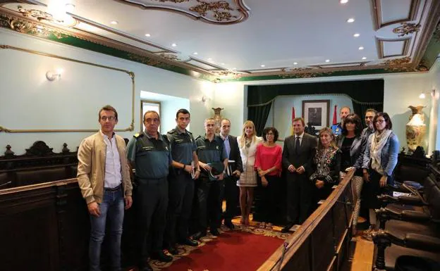 El delegado del Gobierno en La Rioja, Alberto Bretón, y la alcaldesa Laura Rivado posan en el Salón de Plenos con agentes de la Guardia Civil y Policía Local. 