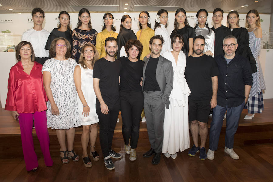 La diseñadora vitoriana inaugura la Fashion Week con ‘Cristalinos’, una colección basada en materiales reciclados