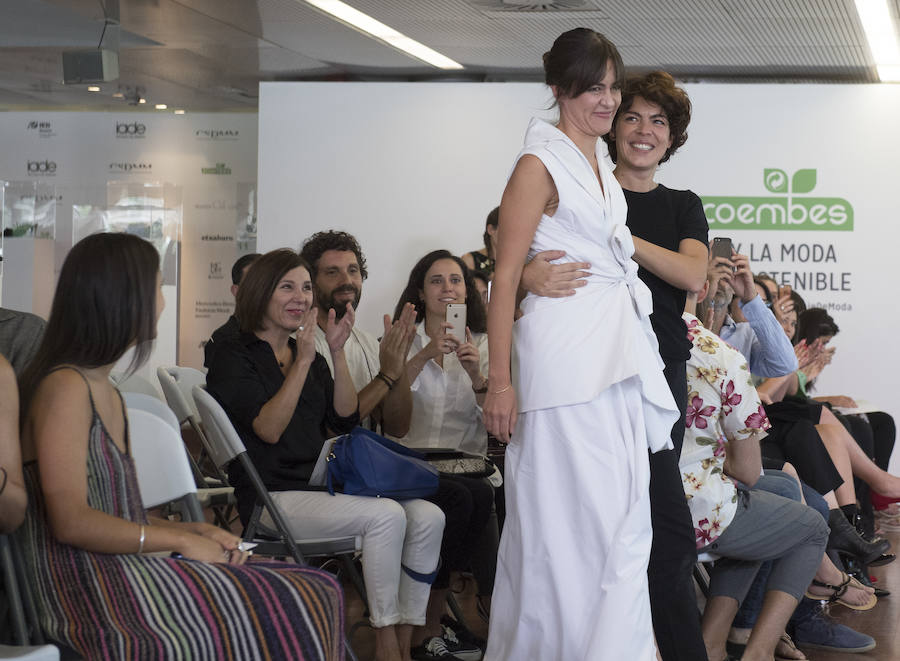 La diseñadora vitoriana inaugura la Fashion Week con ‘Cristalinos’, una colección basada en materiales reciclados