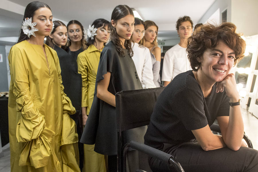 La diseñadora vitoriana inaugura la Fashion Week con ‘Cristalinos’, una colección basada en materiales reciclados