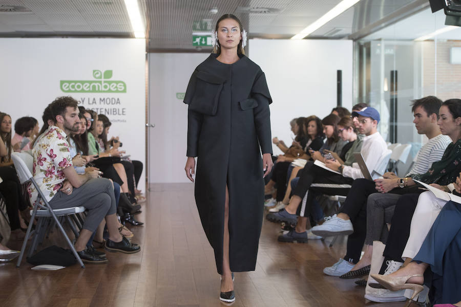 La diseñadora vitoriana inaugura la Fashion Week con ‘Cristalinos’, una colección basada en materiales reciclados