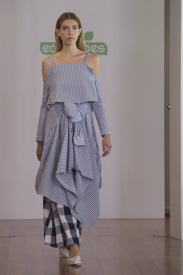 La diseñadora vitoriana inaugura la Fashion Week con ‘Cristalinos’, una colección basada en materiales reciclados