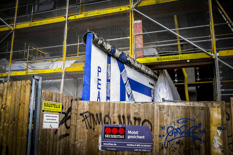 El muro de la ciudad alemana fue derribado en 1989 y hoy, aún guarda restos de lo que fue.