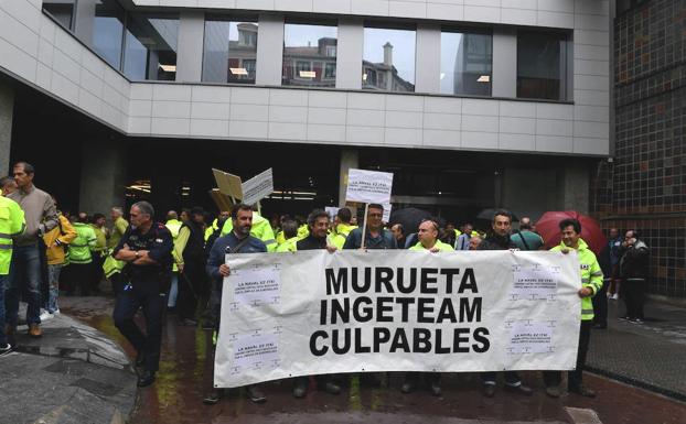 Trabajadores de La Naval se han concentrado esta mañana en el edificio Albia donde están ubicadas las oficinas de Murueta.Varios representantes sindicalistas han entregado una carta a la dirección de la empresa.