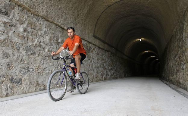 Un ciclista pasa por el túnel de Atauri, en el ramal entre Vitoria y Estella del Vasco-Navarro. 