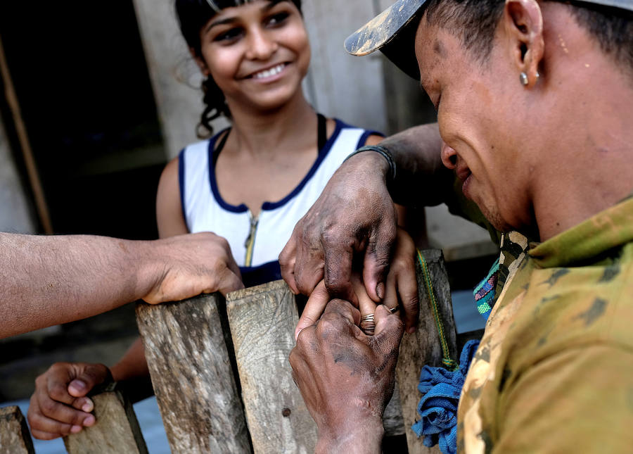 Son unos mineros que abundan en Brasil en la selva del Amazonas. Viven en condiciones infrahumanas y arriesgan su vida al utilizar máquinas como los monitores hidráulicos en búsqueda de mercurio, como sustancia para amalgamar el oro. Un uso que daña gravemente el medio ambiente.
