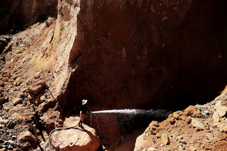 Son unos mineros que abundan en Brasil en la selva del Amazonas. Viven en condiciones infrahumanas y arriesgan su vida al utilizar máquinas como los monitores hidráulicos en búsqueda de mercurio, como sustancia para amalgamar el oro. Un uso que daña gravemente el medio ambiente.