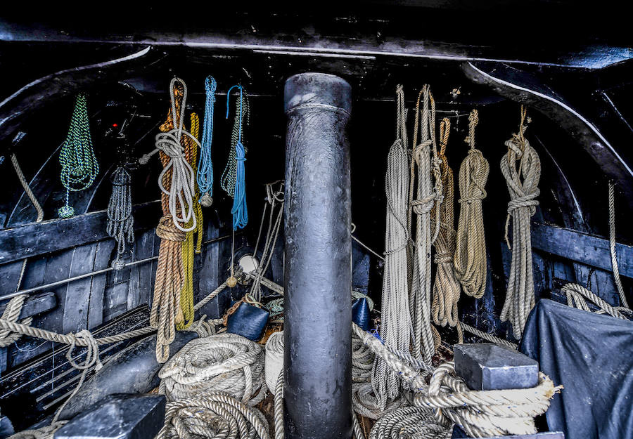 La 'Nao Victoria' realizó entre 1519 y 1522 la gesta y ha atracado en el Puerto Deportivo de Getxo. A bordo del navío de 26 metros de eslora y 7 de manga, los visitantes conocerán las formas y detalles del barco y las condiciones de vida de sus marinos.