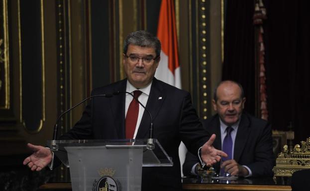 El alcalde de Bilbao, Juan María Aburto, durante el pleno. 