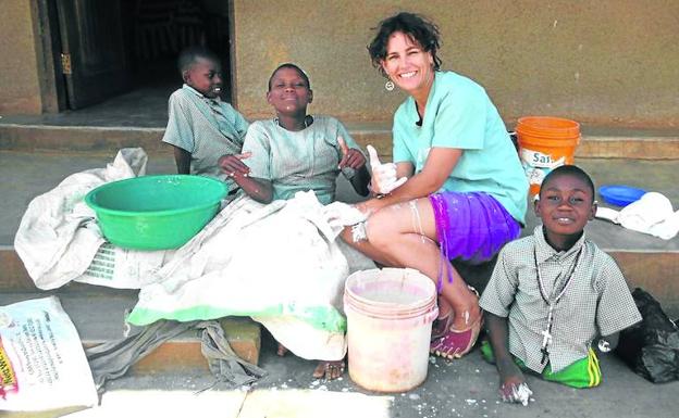 La fisioterapeuta Lorena Enebral, con unos niños tanzanos, en 2013