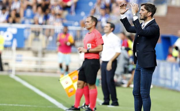 Luis Zubeldía se lamenta de una ocasión ante el Barça.