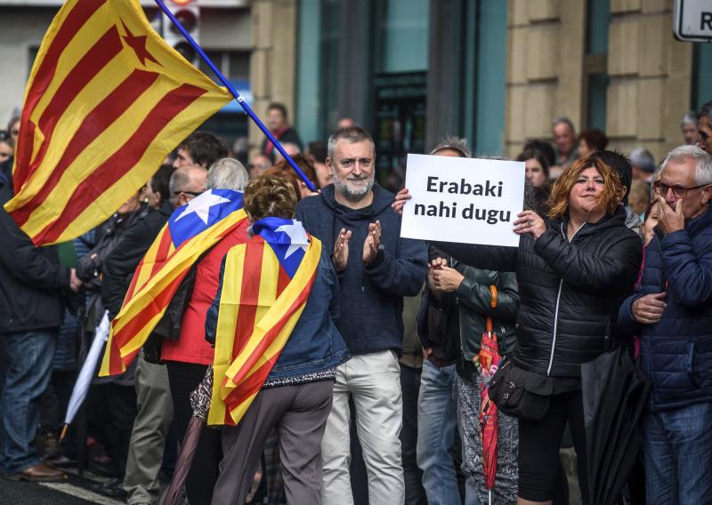 Miles de personas secundan la movilización de Gure Esku Dago en Bilbao