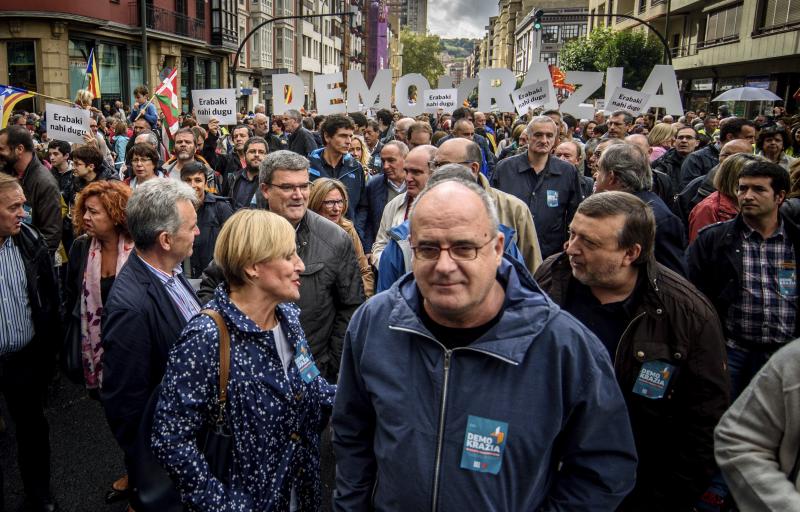 Miles de personas secundan la movilización de Gure Esku Dago en Bilbao