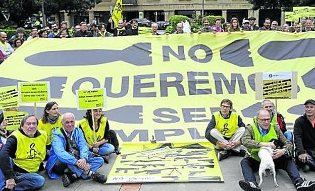 Los manifestantes exigieron que desde España no se envíe «ni un arma más para atrocidades o abusos». 