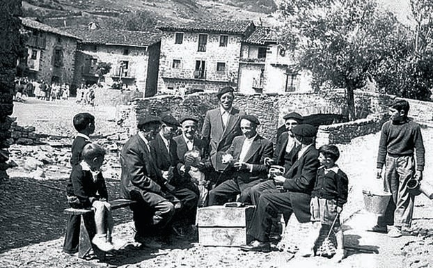 Partida de cartas. Años cincuenta. Un grupo de vecinos juega al aire libre en una de las empedradas calles del pueblo riojano.