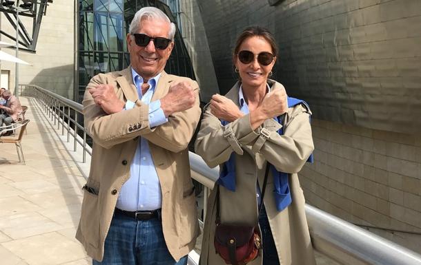 Vargas Llosa e Isabel Preysler posan a la entrada del Museo Guggenheim..
