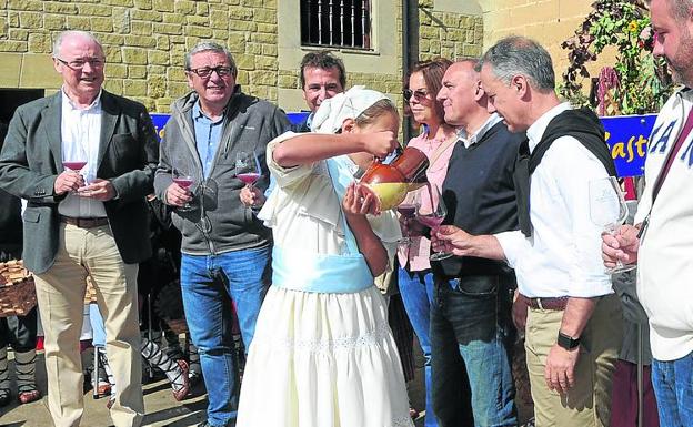 Iñigo Urkullu recibe el primer mosto en presencia de Ramiro González.