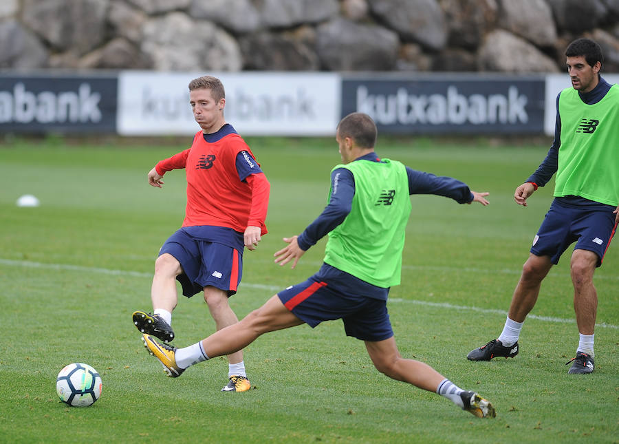 El Athletic vuelve al trabajo sin De Marcos ni Rico pero con el central corriendo por el campo.