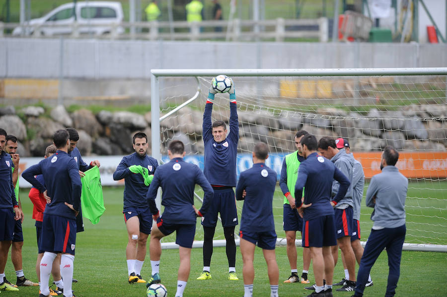 El Athletic vuelve al trabajo sin De Marcos ni Rico pero con el central corriendo por el campo.