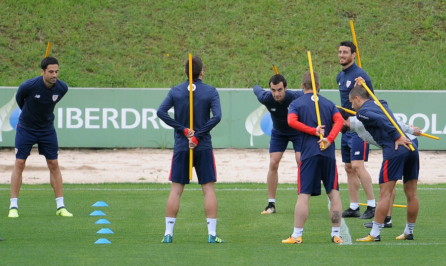 El Athletic vuelve al trabajo sin De Marcos ni Rico pero con el central corriendo por el campo.