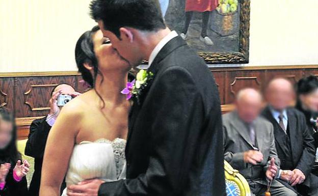 Una pareja se besa durante su boda en el Ayuntamiento. 