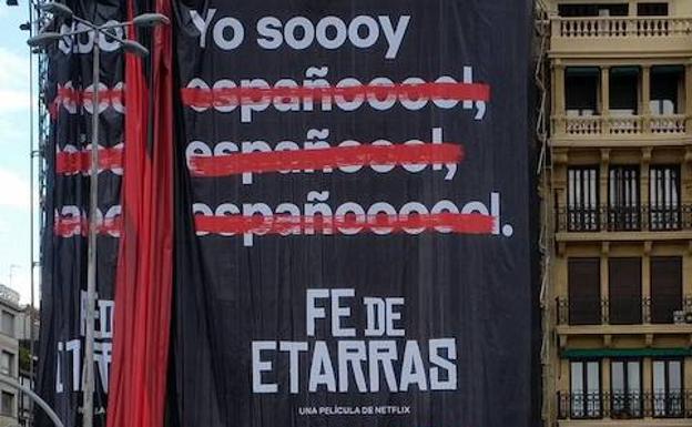 Publicidad de ‘Fe de etarras’ en la calle Miracruz de Donostia.