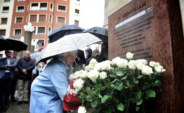 Flores para los represaliados, durante el homenaje en Vitoria. 