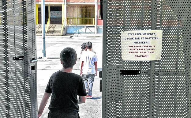 El frontón de la ikastola Umandi se ha cerrado para evitar la entrada de palomas. 