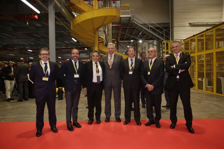 El acto ha contado con la presencia de casi doscientos invitados del mundo empresarial e institucional vasco. Entre ellos, el director general en España de DHL European Air Transport, Jesús Sánchez, y del director general en España de DHL Express, Miguel Borrás, así como de una nutrida representación institucional encabezada por el lehendakari, Iñigo Urkullu. Han estado también la consejera de Desarrollo Económico e Infraestructuras, Arantxa Tapia; el delegado del Gobierno en Euskadi, Javier de Andrés; el diputado general de Álava, Ramiro González; y el alcalde de Vitoria, Gorka Urtaran. 