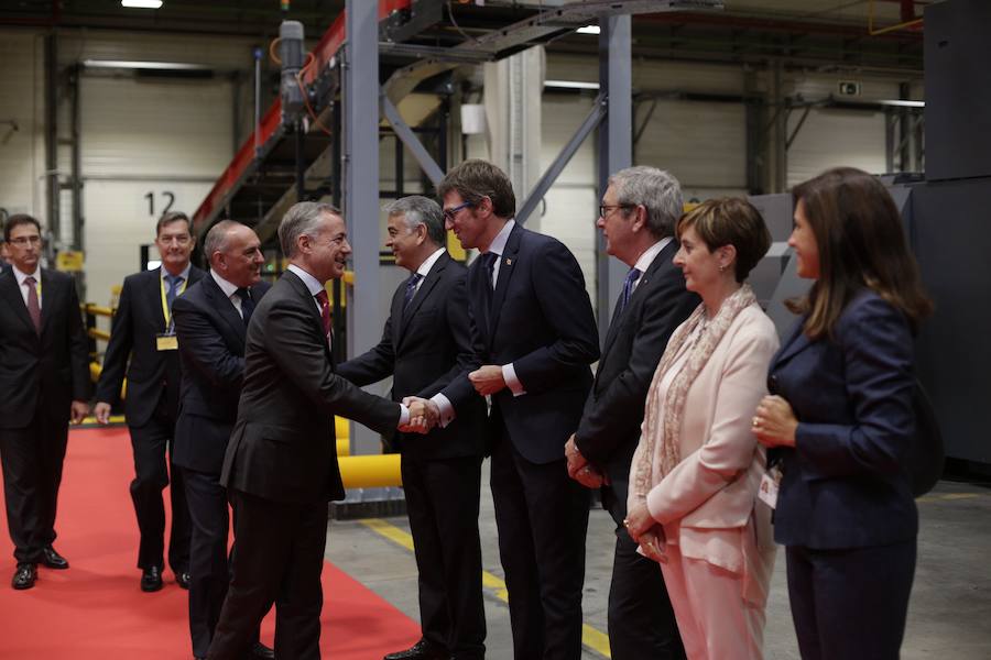El acto ha contado con la presencia de casi doscientos invitados del mundo empresarial e institucional vasco. Entre ellos, el director general en España de DHL European Air Transport, Jesús Sánchez, y del director general en España de DHL Express, Miguel Borrás, así como de una nutrida representación institucional encabezada por el lehendakari, Iñigo Urkullu. Han estado también la consejera de Desarrollo Económico e Infraestructuras, Arantxa Tapia; el delegado del Gobierno en Euskadi, Javier de Andrés; el diputado general de Álava, Ramiro González; y el alcalde de Vitoria, Gorka Urtaran. 