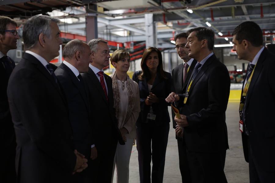 El acto ha contado con la presencia de casi doscientos invitados del mundo empresarial e institucional vasco. Entre ellos, el director general en España de DHL European Air Transport, Jesús Sánchez, y del director general en España de DHL Express, Miguel Borrás, así como de una nutrida representación institucional encabezada por el lehendakari, Iñigo Urkullu. Han estado también la consejera de Desarrollo Económico e Infraestructuras, Arantxa Tapia; el delegado del Gobierno en Euskadi, Javier de Andrés; el diputado general de Álava, Ramiro González; y el alcalde de Vitoria, Gorka Urtaran. 
