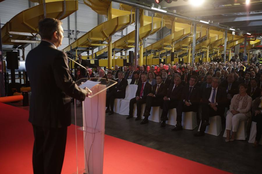 El acto ha contado con la presencia de casi doscientos invitados del mundo empresarial e institucional vasco. Entre ellos, el director general en España de DHL European Air Transport, Jesús Sánchez, y del director general en España de DHL Express, Miguel Borrás, así como de una nutrida representación institucional encabezada por el lehendakari, Iñigo Urkullu. Han estado también la consejera de Desarrollo Económico e Infraestructuras, Arantxa Tapia; el delegado del Gobierno en Euskadi, Javier de Andrés; el diputado general de Álava, Ramiro González; y el alcalde de Vitoria, Gorka Urtaran. 