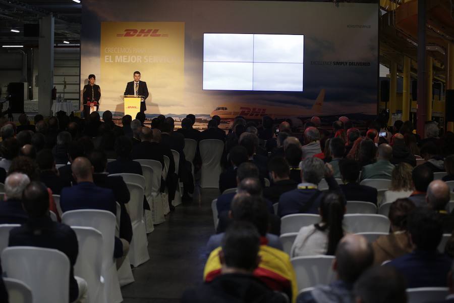 El acto ha contado con la presencia de casi doscientos invitados del mundo empresarial e institucional vasco. Entre ellos, el director general en España de DHL European Air Transport, Jesús Sánchez, y del director general en España de DHL Express, Miguel Borrás, así como de una nutrida representación institucional encabezada por el lehendakari, Iñigo Urkullu. Han estado también la consejera de Desarrollo Económico e Infraestructuras, Arantxa Tapia; el delegado del Gobierno en Euskadi, Javier de Andrés; el diputado general de Álava, Ramiro González; y el alcalde de Vitoria, Gorka Urtaran. 
