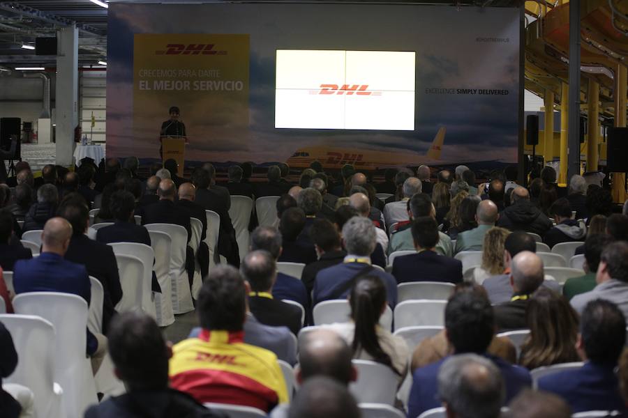 El acto ha contado con la presencia de casi doscientos invitados del mundo empresarial e institucional vasco. Entre ellos, el director general en España de DHL European Air Transport, Jesús Sánchez, y del director general en España de DHL Express, Miguel Borrás, así como de una nutrida representación institucional encabezada por el lehendakari, Iñigo Urkullu. Han estado también la consejera de Desarrollo Económico e Infraestructuras, Arantxa Tapia; el delegado del Gobierno en Euskadi, Javier de Andrés; el diputado general de Álava, Ramiro González; y el alcalde de Vitoria, Gorka Urtaran. 
