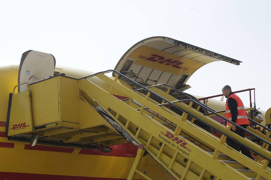 El acto ha contado con la presencia de casi doscientos invitados del mundo empresarial e institucional vasco. Entre ellos, el director general en España de DHL European Air Transport, Jesús Sánchez, y del director general en España de DHL Express, Miguel Borrás, así como de una nutrida representación institucional encabezada por el lehendakari, Iñigo Urkullu. Han estado también la consejera de Desarrollo Económico e Infraestructuras, Arantxa Tapia; el delegado del Gobierno en Euskadi, Javier de Andrés; el diputado general de Álava, Ramiro González; y el alcalde de Vitoria, Gorka Urtaran. 