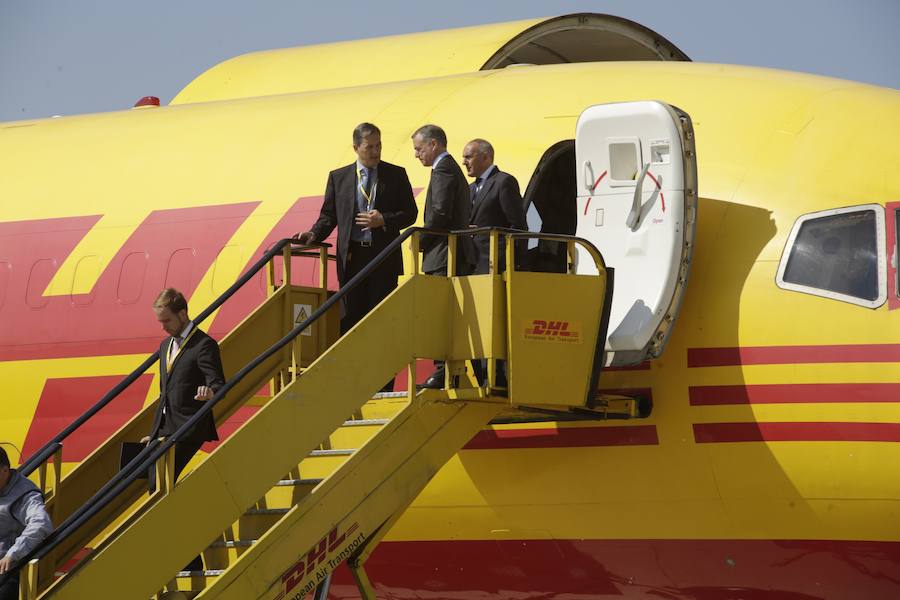 El acto ha contado con la presencia de casi doscientos invitados del mundo empresarial e institucional vasco. Entre ellos, el director general en España de DHL European Air Transport, Jesús Sánchez, y del director general en España de DHL Express, Miguel Borrás, así como de una nutrida representación institucional encabezada por el lehendakari, Iñigo Urkullu. Han estado también la consejera de Desarrollo Económico e Infraestructuras, Arantxa Tapia; el delegado del Gobierno en Euskadi, Javier de Andrés; el diputado general de Álava, Ramiro González; y el alcalde de Vitoria, Gorka Urtaran. 