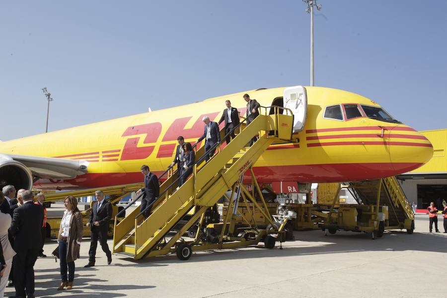 El acto ha contado con la presencia de casi doscientos invitados del mundo empresarial e institucional vasco. Entre ellos, el director general en España de DHL European Air Transport, Jesús Sánchez, y del director general en España de DHL Express, Miguel Borrás, así como de una nutrida representación institucional encabezada por el lehendakari, Iñigo Urkullu. Han estado también la consejera de Desarrollo Económico e Infraestructuras, Arantxa Tapia; el delegado del Gobierno en Euskadi, Javier de Andrés; el diputado general de Álava, Ramiro González; y el alcalde de Vitoria, Gorka Urtaran. 