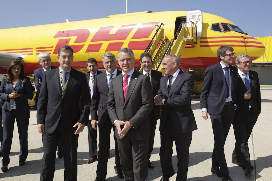El acto ha contado con la presencia de casi doscientos invitados del mundo empresarial e institucional vasco. Entre ellos, el director general en España de DHL European Air Transport, Jesús Sánchez, y del director general en España de DHL Express, Miguel Borrás, así como de una nutrida representación institucional encabezada por el lehendakari, Iñigo Urkullu. Han estado también la consejera de Desarrollo Económico e Infraestructuras, Arantxa Tapia; el delegado del Gobierno en Euskadi, Javier de Andrés; el diputado general de Álava, Ramiro González; y el alcalde de Vitoria, Gorka Urtaran. 