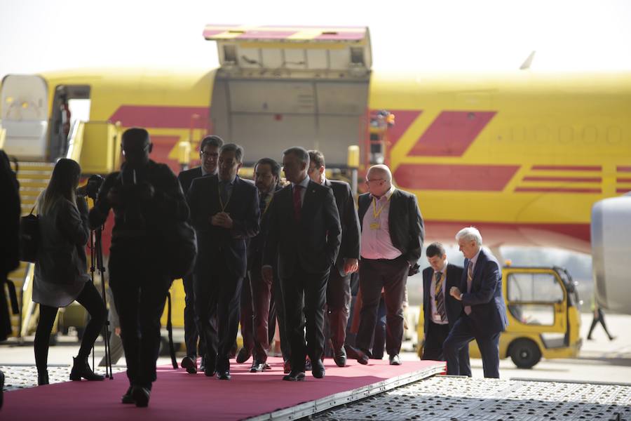 El acto ha contado con la presencia de casi doscientos invitados del mundo empresarial e institucional vasco. Entre ellos, el director general en España de DHL European Air Transport, Jesús Sánchez, y del director general en España de DHL Express, Miguel Borrás, así como de una nutrida representación institucional encabezada por el lehendakari, Iñigo Urkullu. Han estado también la consejera de Desarrollo Económico e Infraestructuras, Arantxa Tapia; el delegado del Gobierno en Euskadi, Javier de Andrés; el diputado general de Álava, Ramiro González; y el alcalde de Vitoria, Gorka Urtaran. 