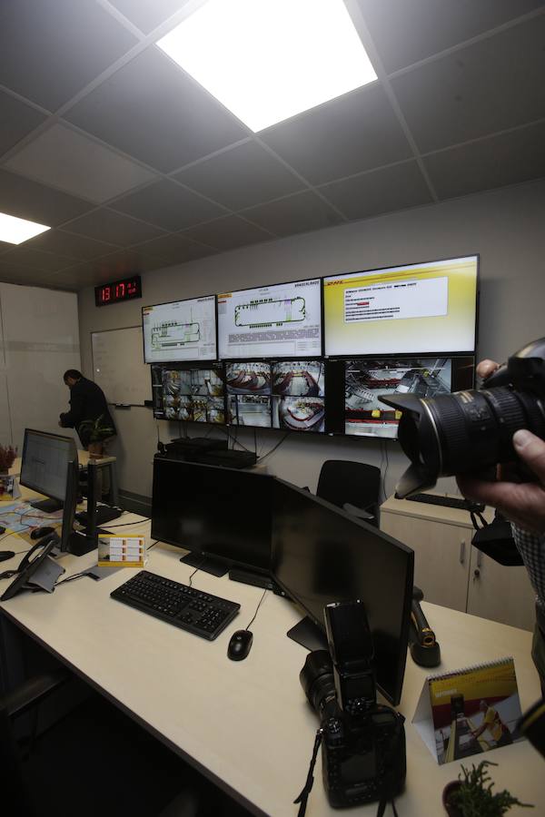 El acto ha contado con la presencia de casi doscientos invitados del mundo empresarial e institucional vasco. Entre ellos, el director general en España de DHL European Air Transport, Jesús Sánchez, y del director general en España de DHL Express, Miguel Borrás, así como de una nutrida representación institucional encabezada por el lehendakari, Iñigo Urkullu. Han estado también la consejera de Desarrollo Económico e Infraestructuras, Arantxa Tapia; el delegado del Gobierno en Euskadi, Javier de Andrés; el diputado general de Álava, Ramiro González; y el alcalde de Vitoria, Gorka Urtaran. 