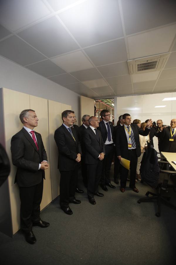 El acto ha contado con la presencia de casi doscientos invitados del mundo empresarial e institucional vasco. Entre ellos, el director general en España de DHL European Air Transport, Jesús Sánchez, y del director general en España de DHL Express, Miguel Borrás, así como de una nutrida representación institucional encabezada por el lehendakari, Iñigo Urkullu. Han estado también la consejera de Desarrollo Económico e Infraestructuras, Arantxa Tapia; el delegado del Gobierno en Euskadi, Javier de Andrés; el diputado general de Álava, Ramiro González; y el alcalde de Vitoria, Gorka Urtaran. 