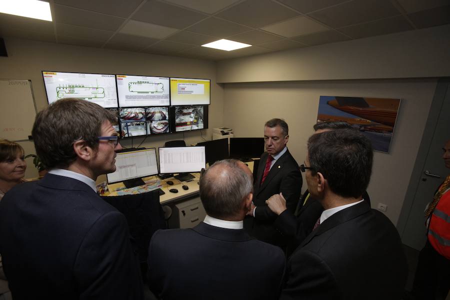 El acto ha contado con la presencia de casi doscientos invitados del mundo empresarial e institucional vasco. Entre ellos, el director general en España de DHL European Air Transport, Jesús Sánchez, y del director general en España de DHL Express, Miguel Borrás, así como de una nutrida representación institucional encabezada por el lehendakari, Iñigo Urkullu. Han estado también la consejera de Desarrollo Económico e Infraestructuras, Arantxa Tapia; el delegado del Gobierno en Euskadi, Javier de Andrés; el diputado general de Álava, Ramiro González; y el alcalde de Vitoria, Gorka Urtaran. 