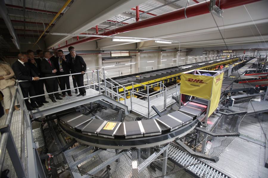 El acto ha contado con la presencia de casi doscientos invitados del mundo empresarial e institucional vasco. Entre ellos, el director general en España de DHL European Air Transport, Jesús Sánchez, y del director general en España de DHL Express, Miguel Borrás, así como de una nutrida representación institucional encabezada por el lehendakari, Iñigo Urkullu. Han estado también la consejera de Desarrollo Económico e Infraestructuras, Arantxa Tapia; el delegado del Gobierno en Euskadi, Javier de Andrés; el diputado general de Álava, Ramiro González; y el alcalde de Vitoria, Gorka Urtaran. 