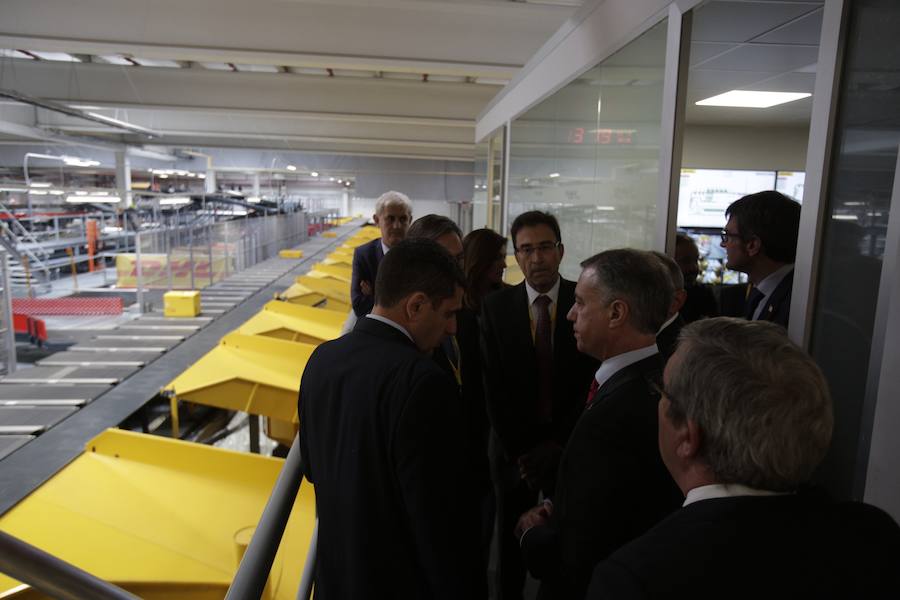 El acto ha contado con la presencia de casi doscientos invitados del mundo empresarial e institucional vasco. Entre ellos, el director general en España de DHL European Air Transport, Jesús Sánchez, y del director general en España de DHL Express, Miguel Borrás, así como de una nutrida representación institucional encabezada por el lehendakari, Iñigo Urkullu. Han estado también la consejera de Desarrollo Económico e Infraestructuras, Arantxa Tapia; el delegado del Gobierno en Euskadi, Javier de Andrés; el diputado general de Álava, Ramiro González; y el alcalde de Vitoria, Gorka Urtaran. 