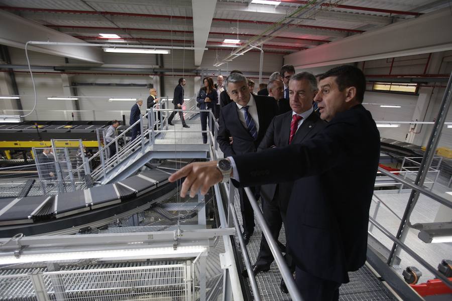 El acto ha contado con la presencia de casi doscientos invitados del mundo empresarial e institucional vasco. Entre ellos, el director general en España de DHL European Air Transport, Jesús Sánchez, y del director general en España de DHL Express, Miguel Borrás, así como de una nutrida representación institucional encabezada por el lehendakari, Iñigo Urkullu. Han estado también la consejera de Desarrollo Económico e Infraestructuras, Arantxa Tapia; el delegado del Gobierno en Euskadi, Javier de Andrés; el diputado general de Álava, Ramiro González; y el alcalde de Vitoria, Gorka Urtaran. 